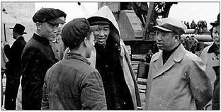 1957年5月6日下午，滕代远和王任重（披雨衣者）在汉阳观看我国铁路工人发明制造的震动打桩机