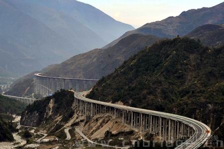 四川省雅西高速公路干海子特大桥昨竣工