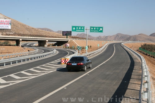 内移值p=(缓和曲线高速公路; 隧道36座,其中特长隧道1座; 张涿高速