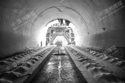 泽雅隧道已打通，工人正在做最后的清扫工作。金鱼 摄