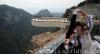重庆千米悬崖建世界第一玻璃桥
