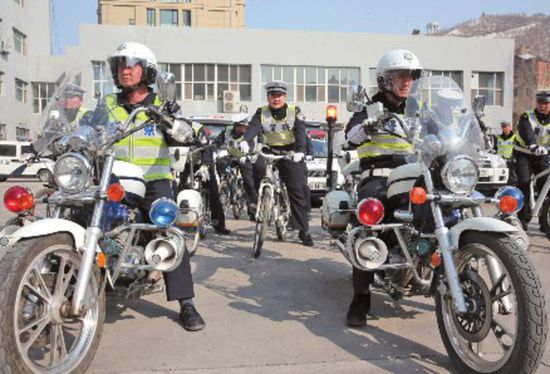 4月5日，在沙依巴克区交警大队，民警骑上新配发的巡逻自行车和摩托车。