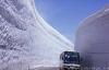 日本“雪墙公路”对外开放 两侧积雪20米