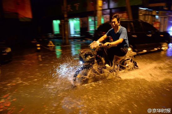 北京全城普降暴雨 道路积水成河(组图)