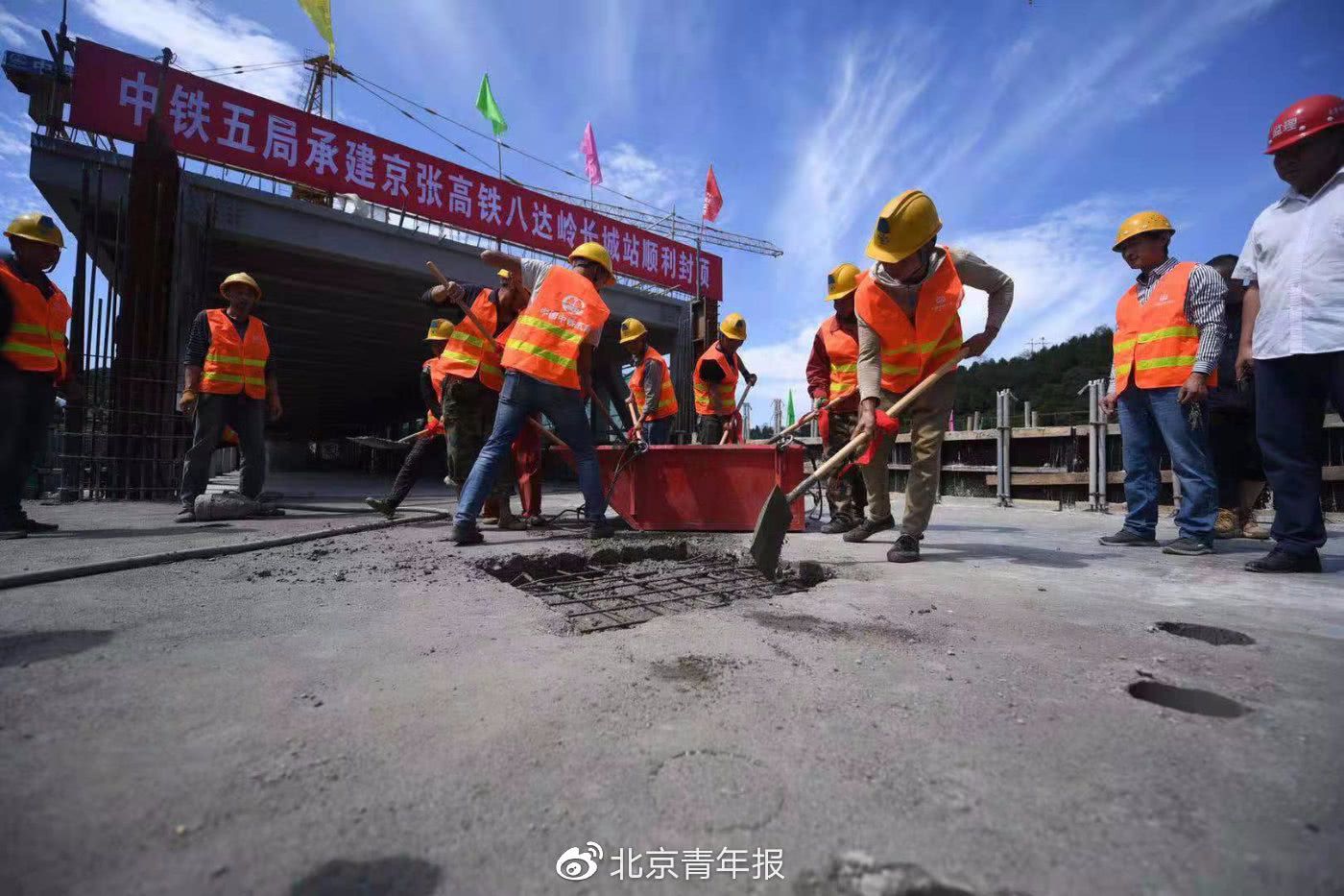 八达岭长城站房主体结构今日正式封顶 京张高铁年底全线开通