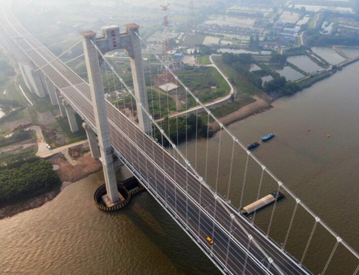 我国首座公铁两用悬索桥五峰山长江大桥公路面正式通车