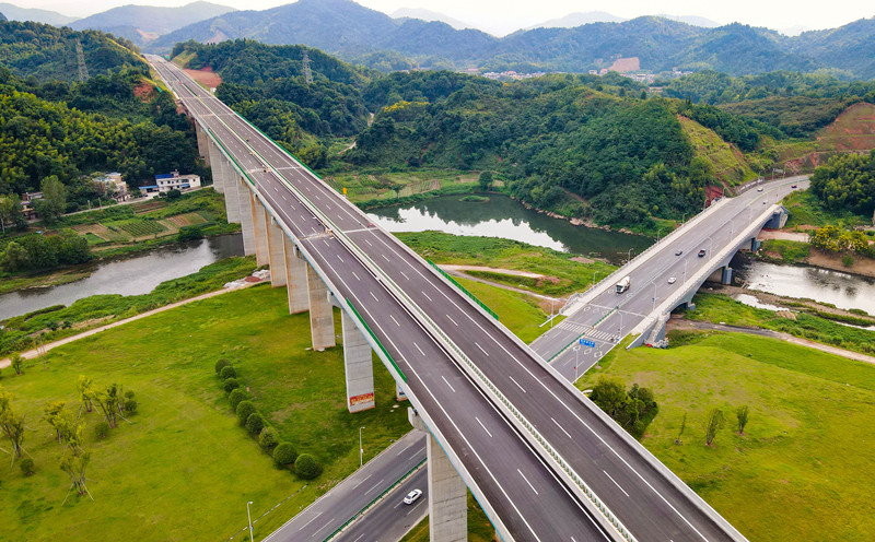 萍莲高速公路地形地貌复杂，区域高差悬殊，桥梁隧道比率高达到43.2%，全线共建有隧道5座。（央广网发 文怡 摄）