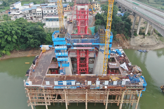 盘龙柳江特大桥32#主墩下横梁浇筑完成。